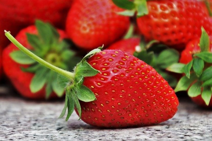 Las fresas perduran por más tiempo si se mantienen secas y con sus respectivas hojas verdes. (Shutterstock)