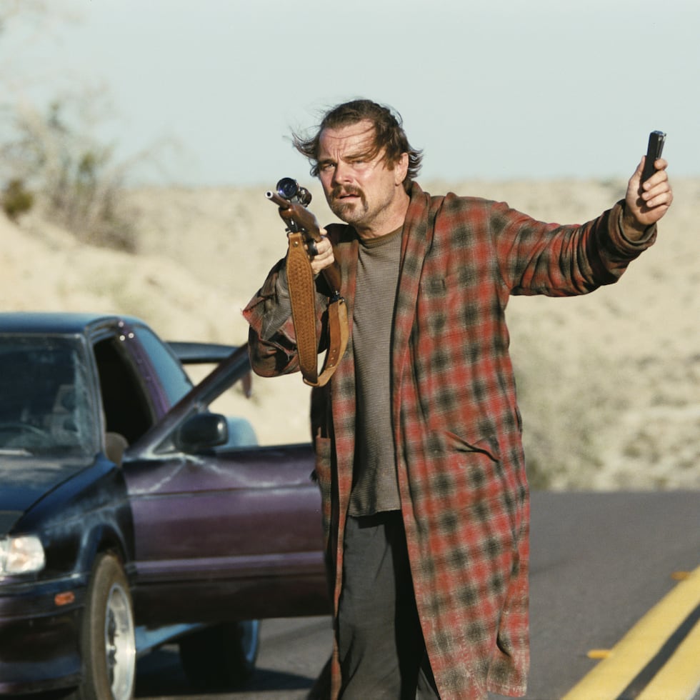 Esta imagen, publicada por Warner Bros. Pictures, muestra a Leonardo DiCaprio en una escena de "One Battle After Another". (Warner Bros. Pictures vía AP)