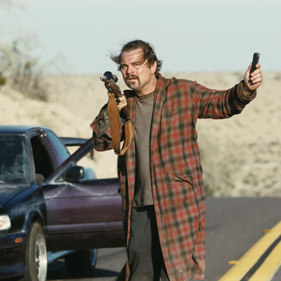 Esta imagen, publicada por Warner Bros. Pictures, muestra a Leonardo DiCaprio en una escena de "One Battle After Another". (Warner Bros. Pictures vía AP)