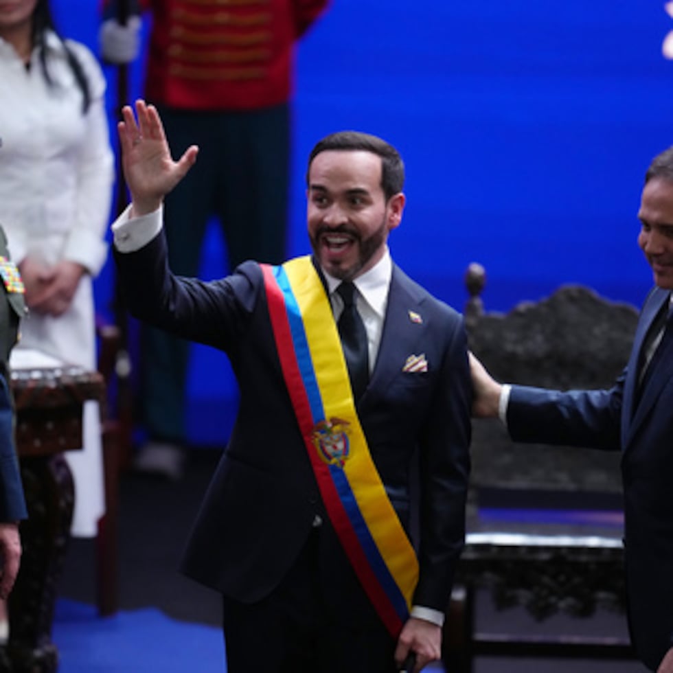 El presidente de Colombia, Abelardo de la Espriella, saluda tras recibir la banda presidencial de manos del presidente del Senado, Honorio Henríquez, durante la ceremonia de toma de posesión, celebrada en Cali.
