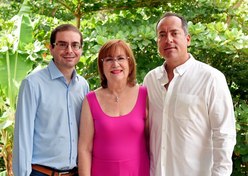 La licenciada Ruby Rodíguez de la Asociación de Hospitales con sus hijos Juan Antonio y Diego José Cabrera Rodríguez relatan sus vivencias en el suplemento Regalos para Mamá del martes, 4 y miércoles, 5 de mayo en El Nuevo Día y Primera Hora, respectivamente.