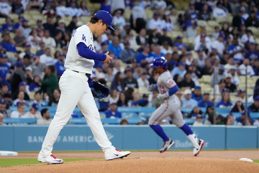 Francisco Lindor recorre las bases luego de su cuadrangular solitario empezando el juego, al tercer lanzamiento de Yoshinobu Yamamoto, de los Dodgers.