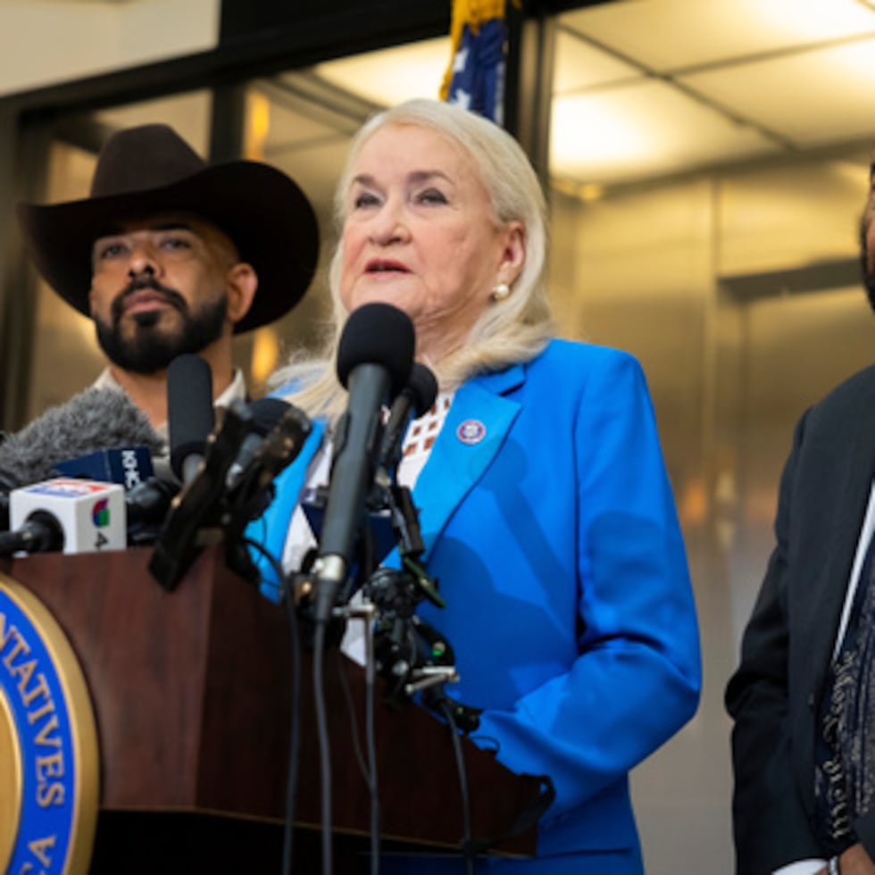 La diputada Sylvia García interviene durante una rueda de prensa sobre su conversación con el director en funciones del ICE, David Venturella, a las puertas de su oficina en Houston, el viernes 10 de julio.