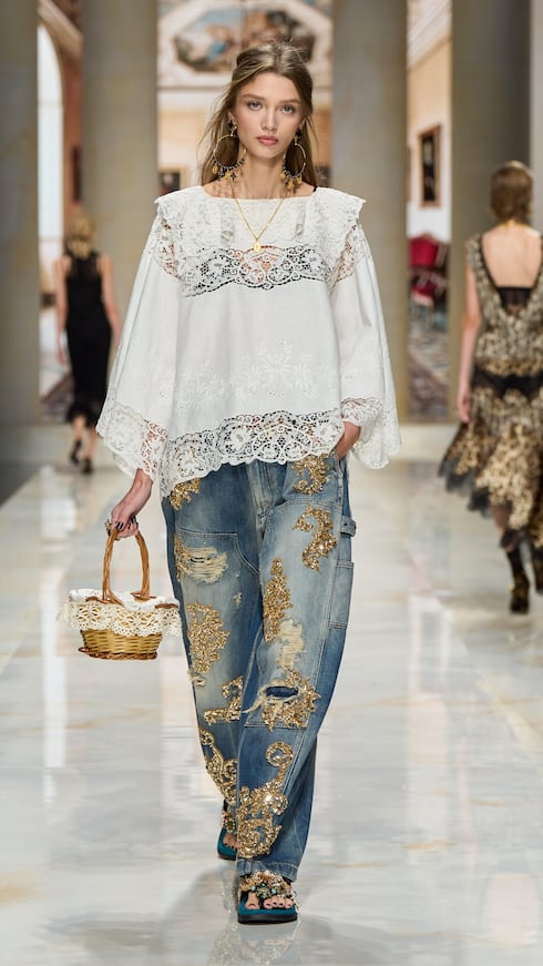 Tendencia: Opulencia cotidiana. Representa un regreso accesible de la opulencia, realzando las prendas básicas del armario diario mediante detalles decorativos en la superficie. (Dolce & Gabbana)