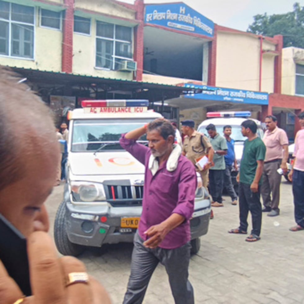 Heridos en estampida de templo en Haridwar, India, son llevados a hospital. Familiares esperan.