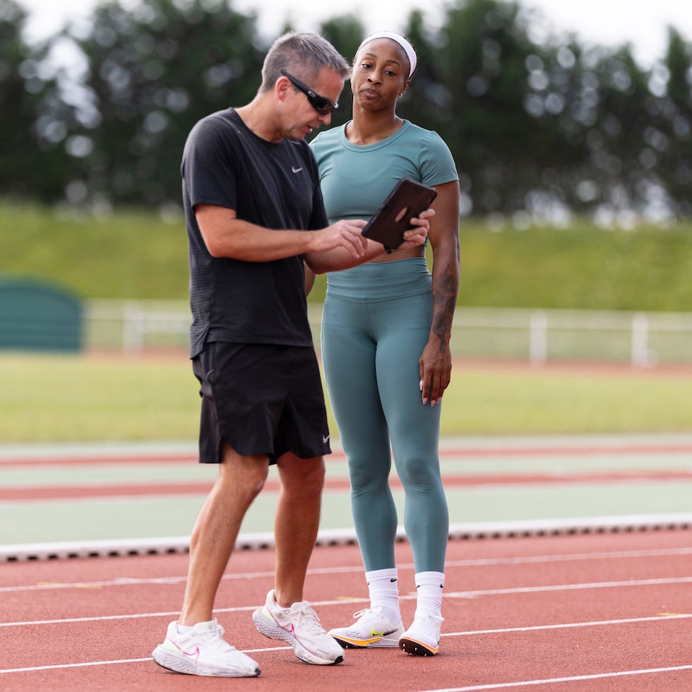 El irlandés John Coghlan, aquí junto a Jasmine Camacho-Quinn, es un entrenador probado en los 100 metros con vallas.