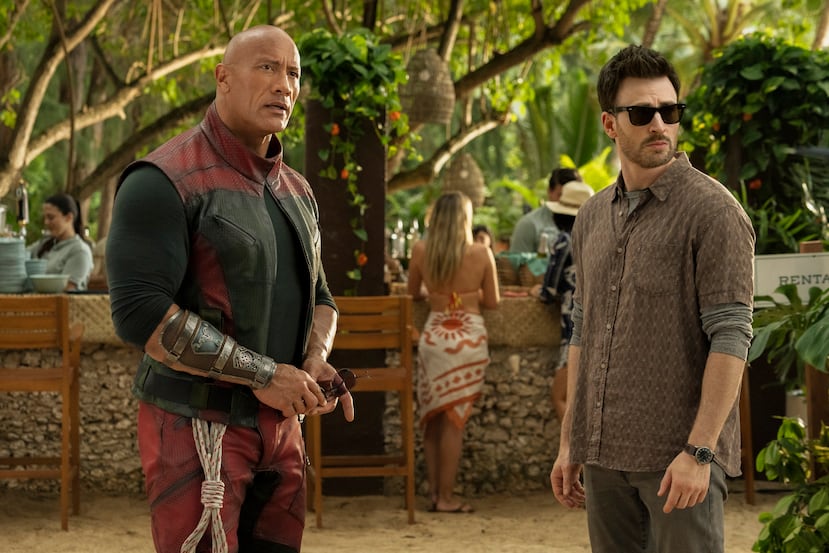 Dwayne Johnson, a la izquierda, y Chris Evans, a la derecha, protagonizan la película "Red One".