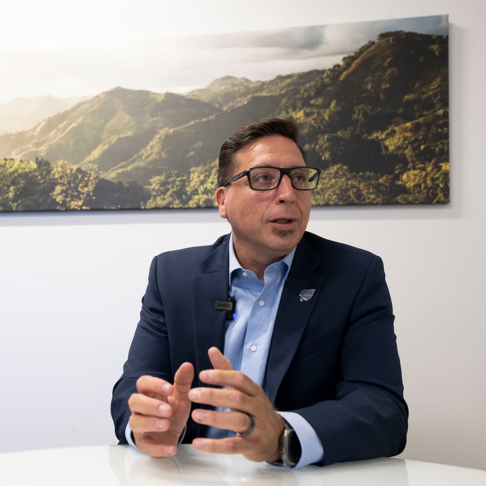 Jorge Pérez earns a salary of $300,000, plus a maximum bonus of $90,000 subject to performance.