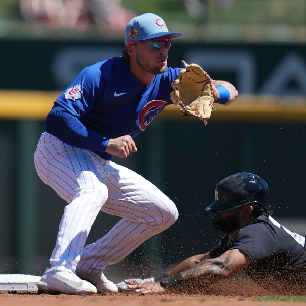 Nico Hoerner, aquí en la segunda base, cuenta con dos Guantes de Oro.