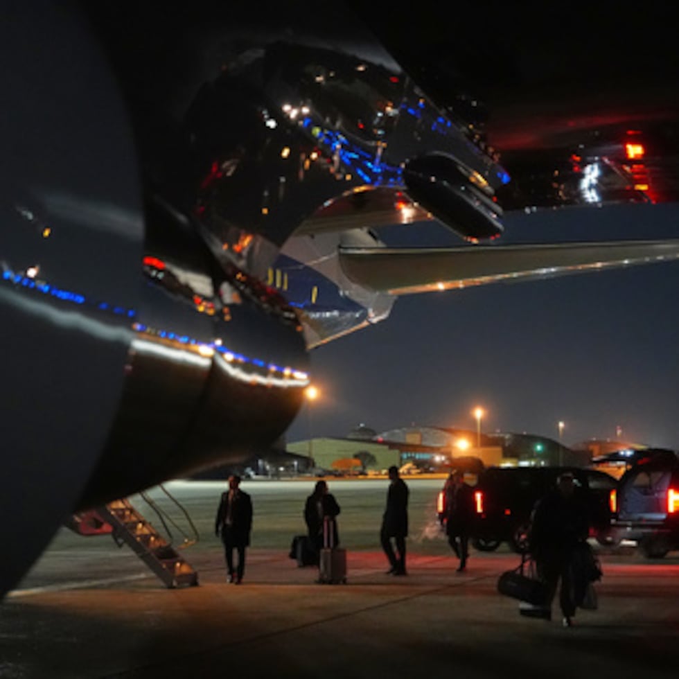 Las cosas son descargadas del Air Force One después de que el avión, que transportaba al presidente Donald Trump al Foro Económico Mundial en Davos, experimentó un problema eléctrico menor después del despegue.