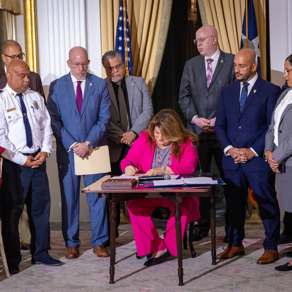 Jenniffer González convierte en ley dos nuevas medidas legislativas.