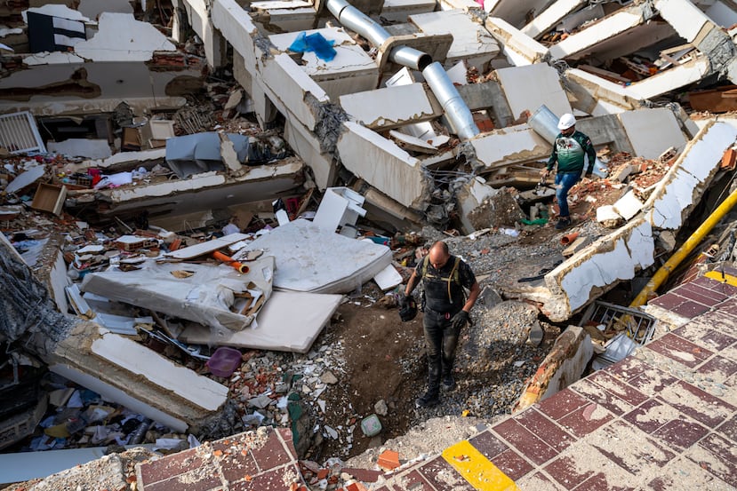 Voluntarios y rescatistas ayudan a buscar supervivientes en un edificio derrumbado en Caraballeda, La Guaira, Venezuela, el martes 30 de junio de 2026, tras dos fuertes terremotos. (Miguel Medina/Foto de grupo vía AP)