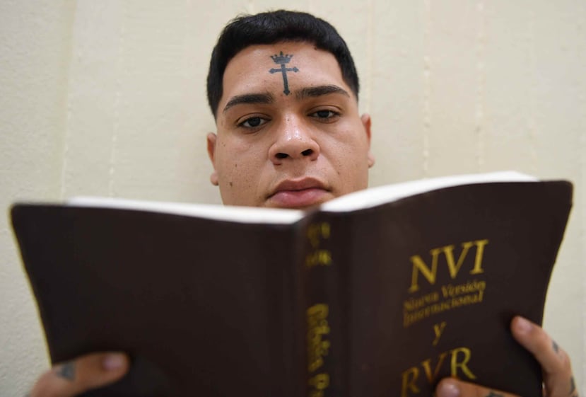 Almighty atendió a los miembros de la prensa este miércoles sin soltar la Biblia.