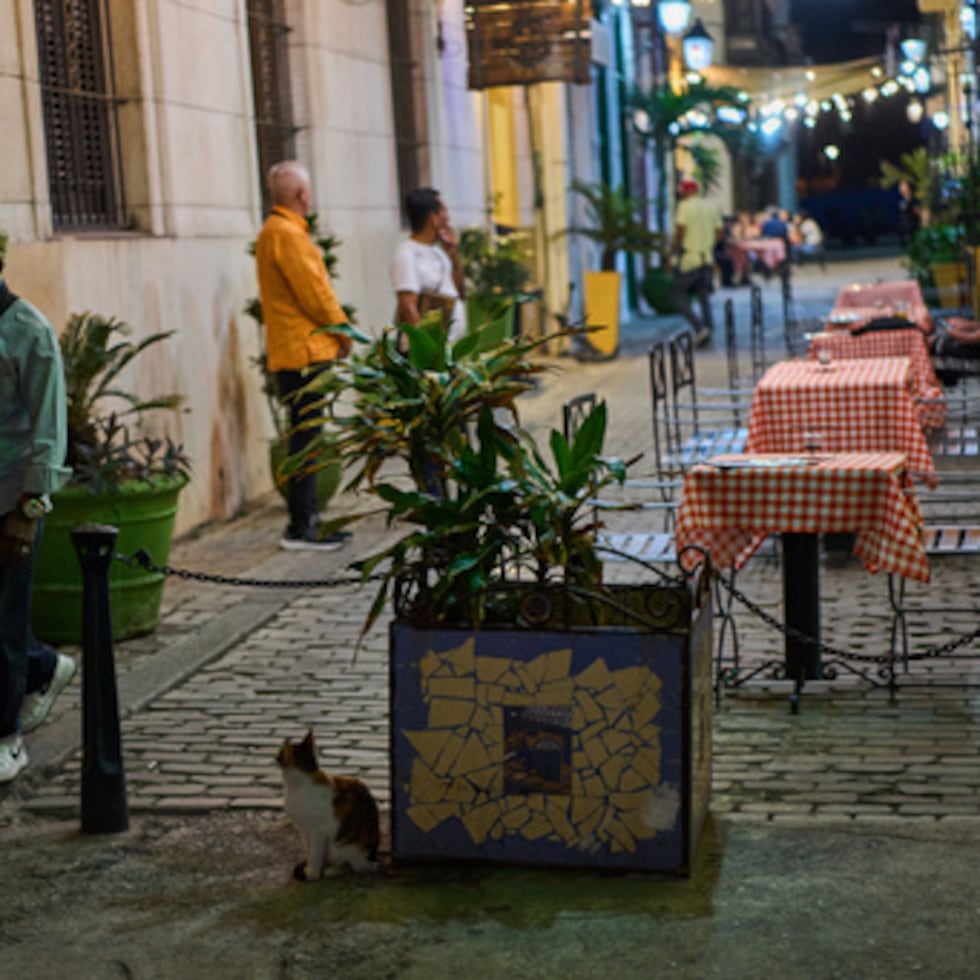 Un músico callejero pasa por delante de un restaurante en La Habana, miércoles 15 de abril de 2026. (AP Photo/Ramon Espinosa)