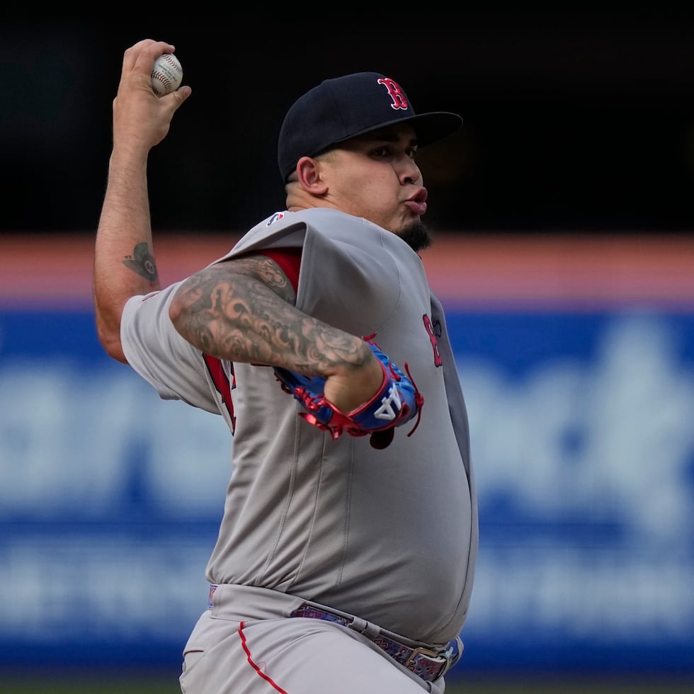 Eduardo Rivera, de los Red Sox, realiza un lanzamiento en la segunda entrada contra los Mets.