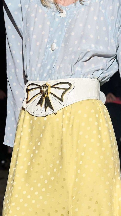 Los accesorios también reflejan el regreso de los 80 con cinturones anchos y herrajes llamativos que refuerzan la estética glam retro con un toque moderno