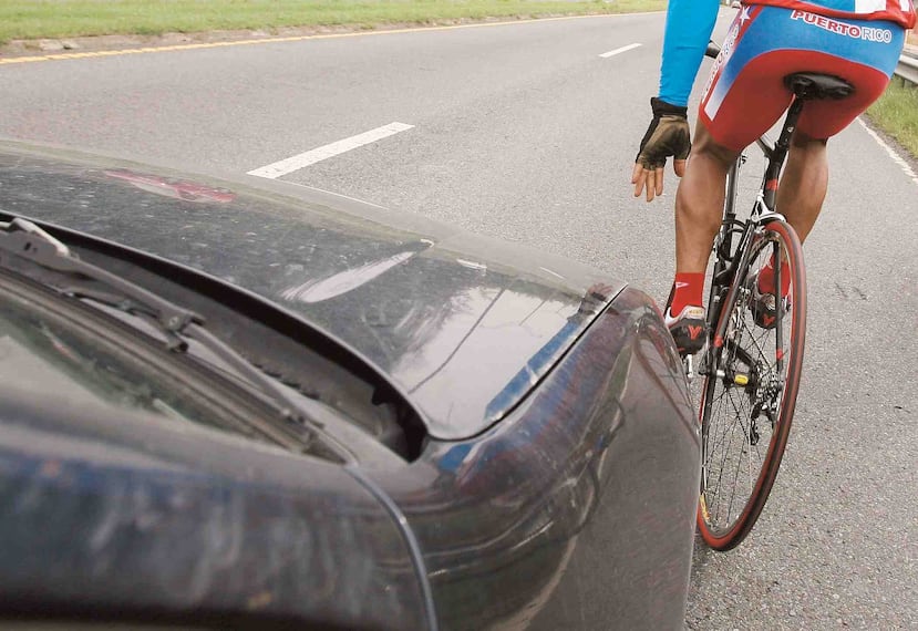 Tanto el conductor como el ciclista atropellado fueron transportados al Hospital de Carolina.