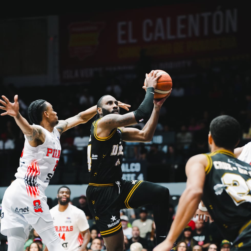 Jaylen Nowell, refuerzo de los Gigantes de Carolina-Canóvanas, ataca el canasto ante la defensa de Víctor Liz, de los Piratas de Quebradillas.