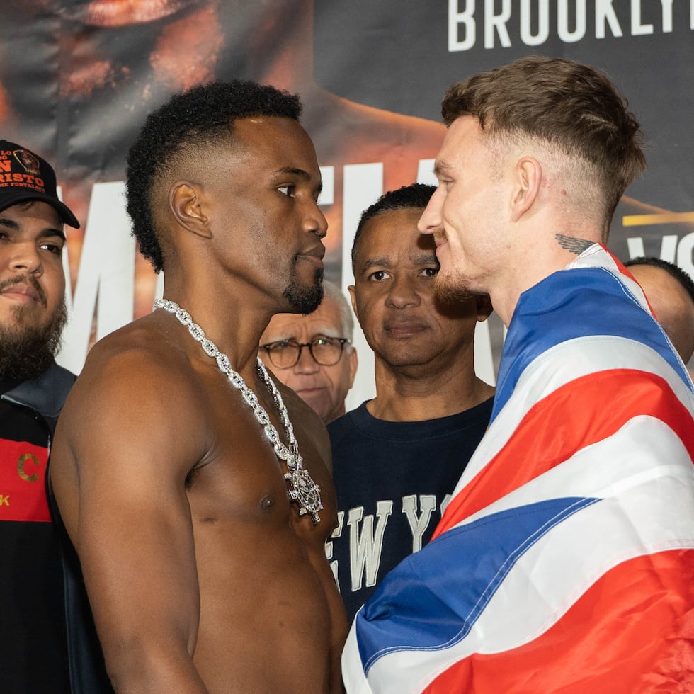 Subriel Matías, el campeón mundial, frente a su retador mandatorio, Dalton Smith, luego del pesaje.