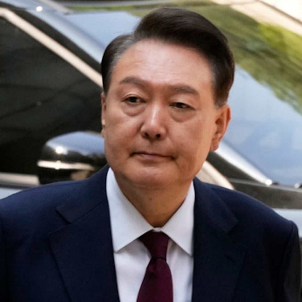 El presidente surcoreano destituido, Yoon Suk Yeol, fue sometido a juicio político el año pasado tras una breve imposición de la ley marcial en diciembre de 2024 que desencadenó la mayor crisis política de Corea del Sur en décadas.