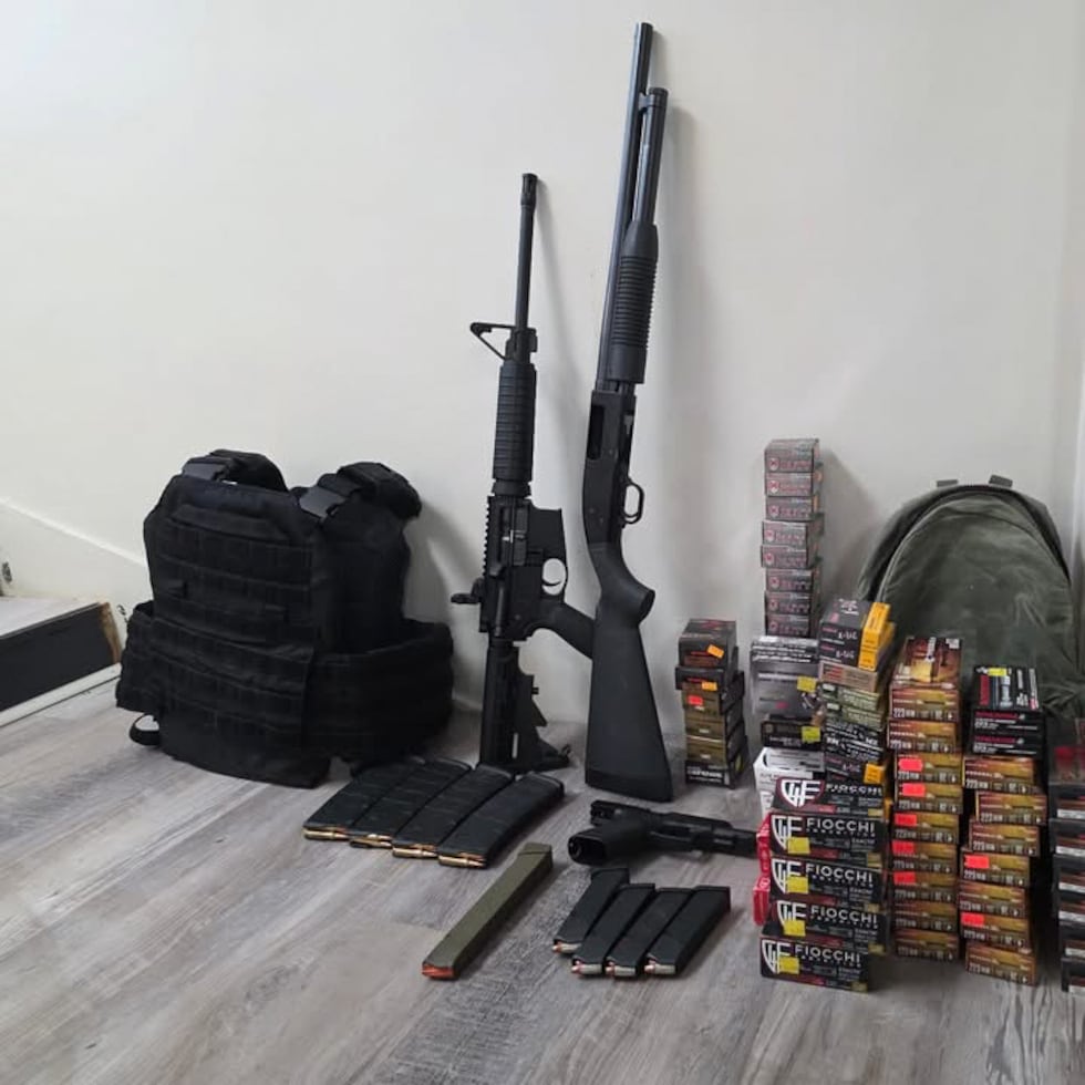 Esta fotografía sin fechar, proporcionada por el Departamento de Policía del Condado Clarke el 29 de octubre de 2025, muestra armas y municiones incautadas en la casa de un hombre de Alabama tras una orden de registro.