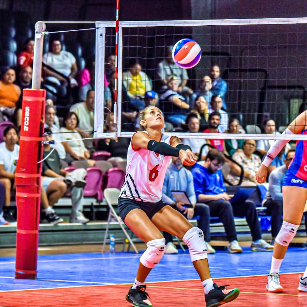 Stephanie Enright levanta el balón por las Leonas de Ponce.