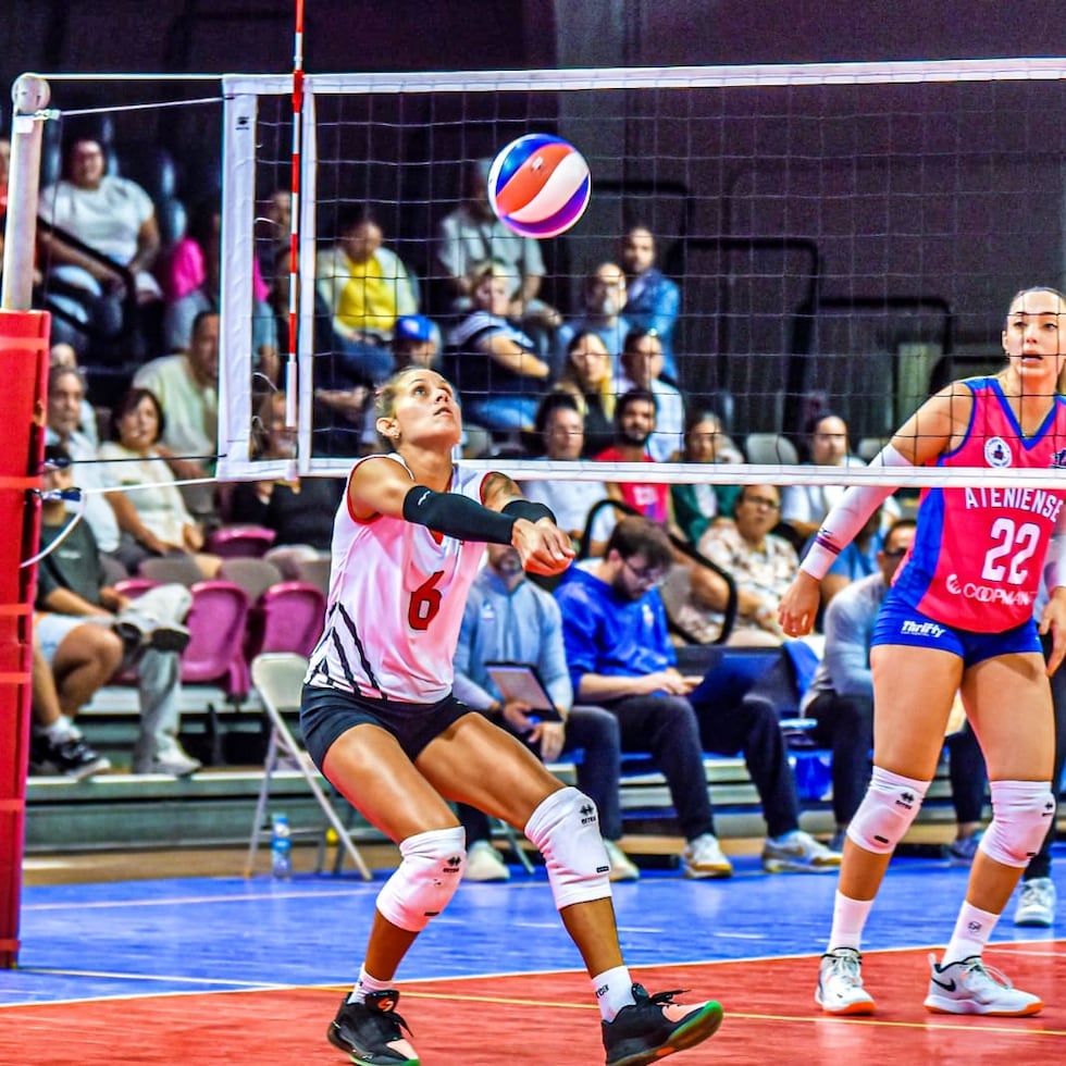 Stephanie Enright levanta el balón por las Leonas de Ponce.