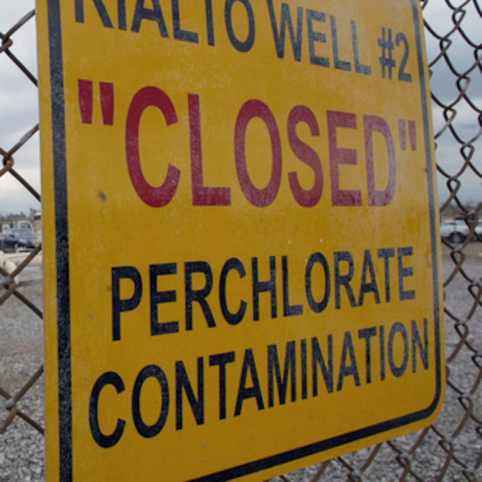 ARCHIVO - Un cartel en el exterior de un pozo de agua indica la contaminación por perclorato en un lugar de Rialto, California, el 28 de marzo de 2005. (AP Photo/Ric Francis, Archivo)