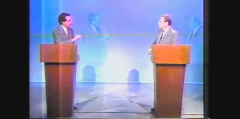 El debate comenzó y solo Corrada del Río estaba tras el podio. Hernández Colón brillaba por su ausencia. (Captura)