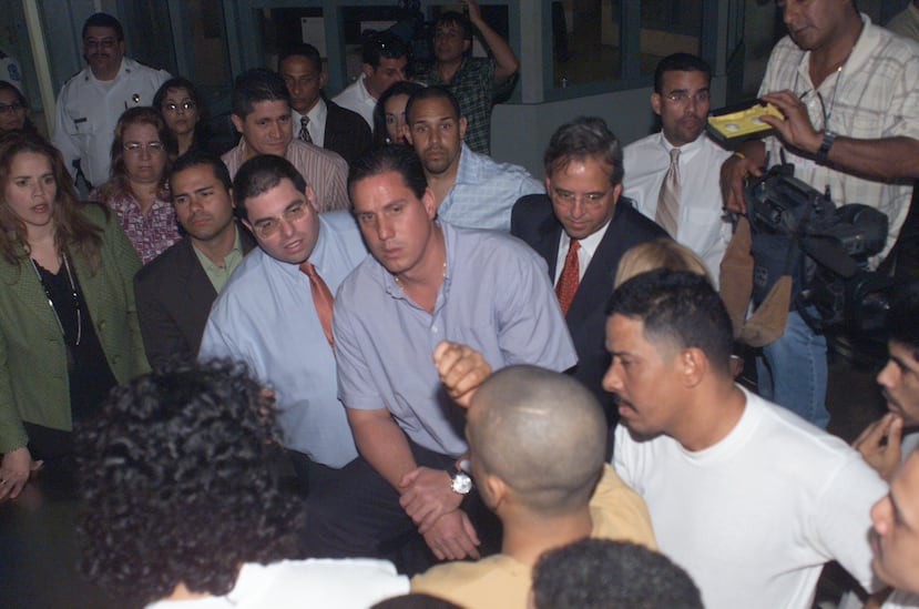 Foto del senador Héctor Martínez (al centro) y el narcotraficante José “Coquito” López Rosario (detrás de Martínez), durante una de las visitas a cárceles del país realizadas en enero de 2006.