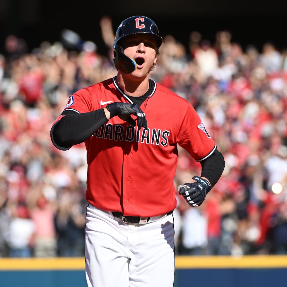 Petey Halpin de los Guardianes de Cleveland tras batear un jonrón de dos carreras en el quinto inning del tercer juego de la Serie de Campeonato de la Liga Americana contra los Rays de Tampa Bay, el jueves 15 de octubre de 2026. (AP Foto/Phil Long)