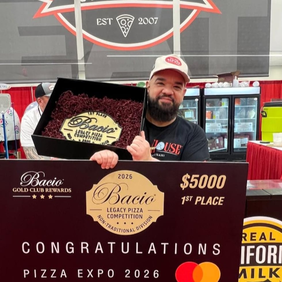 El puertorriqueño Wilhelm Rodríguez posa con la placa y el cheque simbólico que recibió al ser proclamado ganador de la categoría Bacio Legacy Pizza del International Pizza Challenge 2926, en Las Vegas.