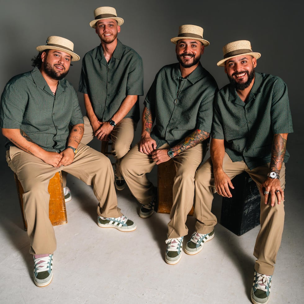 Fotografía cedida por César Berríos donde aparecen los hermanos Joseph, Joshuan y Jeyluix Ocasio Rivera y Josué Román Figueroa, quienes con los tres principales panderos de la plena -requinto, punteador y seguidor- y el güiro, que rehicieron conocidas canciones de Argentina, Brasil, Colombia, Chile, México y Perú con distintivos instrumentos de esos países. EFE/César Berríos