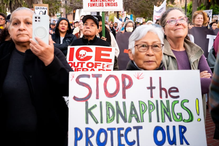 ARCHIVO - Manifestantes protestan contra las redadas migratorias en San Francisco, el 23 de octubre de 2025. (AP Foto/Noah Berger, archivo)