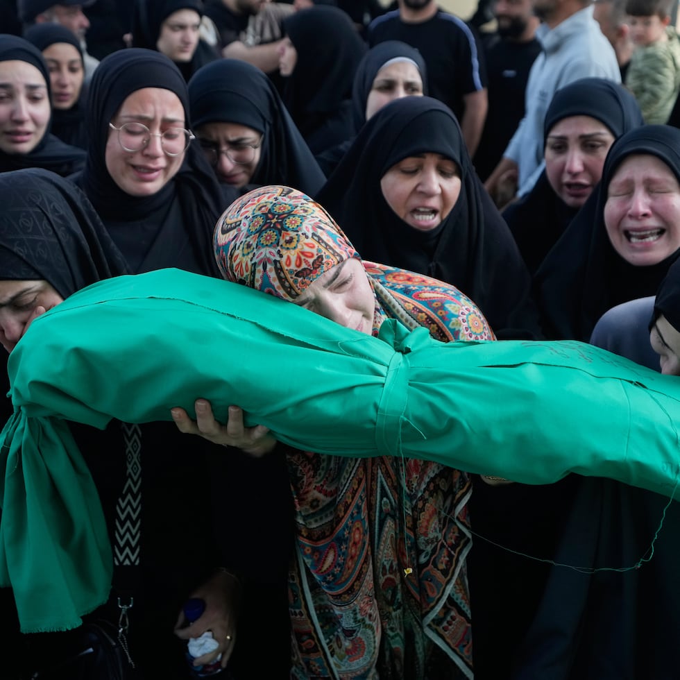 Varias mujeres lloran mientras cargan el cuerpo de Mariam Fahos, de 6 meses de edad, durante una procesión funeraria en honor de las personas muertas el día anterior en un ataque aéreo Israelí en el poblado de Saksakieh, en la ciudad portuaria de Sidón, en el norte de Líbano.