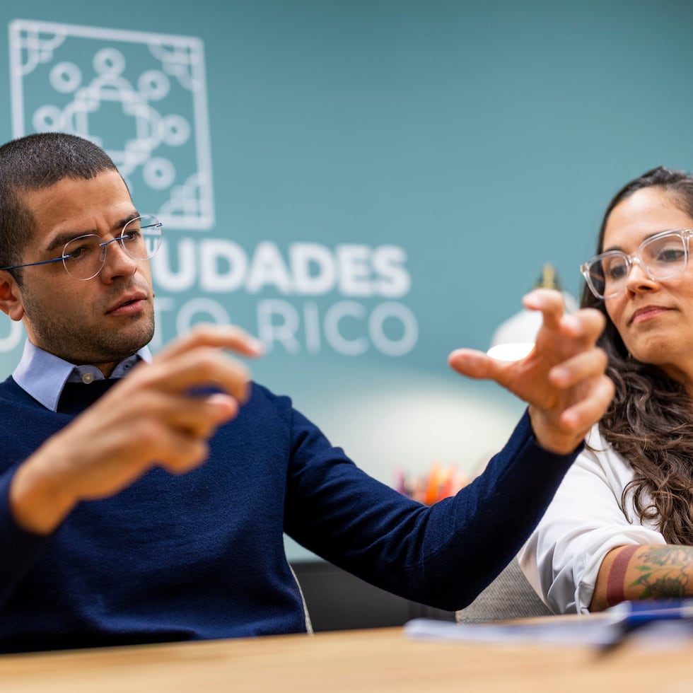 Researcher and former representative José Bernardo Márquez Reyes and Cristina Miranda Palacios, director of the League of Cities, discuss the effects of the PROMESA Act on the Legislative Branch.