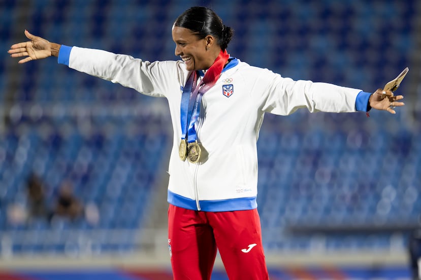 Alysbeth Félix celebra una destacada actuación en Santo Domingo 2026, donde conquistó dos medallas de oro para Puerto Rico en salto de longitud y heptatlón.