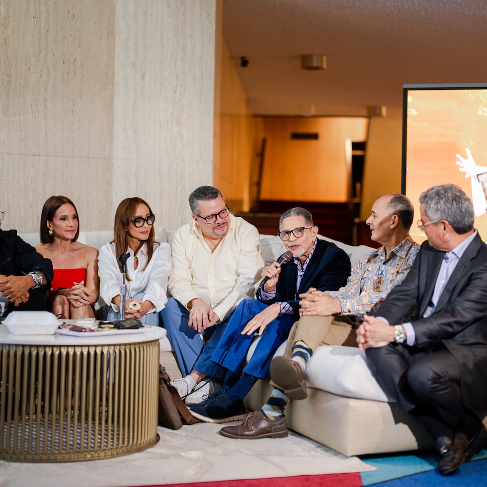 Desde izquierda, Herbert Cruz, Tita Guerrero, Giselle Ortiz, Ángel Sepúlveda, Silverio Pérez, Gil René y José "Pepe" Dueño, durante la conferencia de prensa de la nueva obra de teatro del fenecido Luis Raúl.