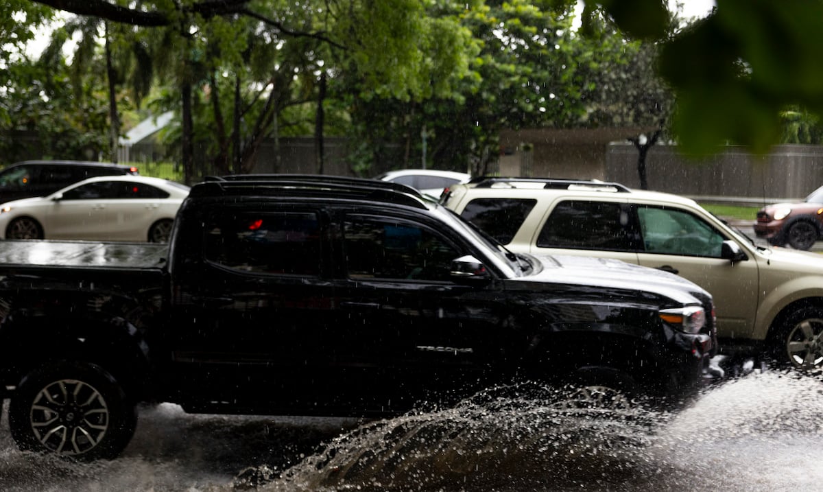 No guardes la sombrilla: banda de humedad mantendrá lluvias y riesgo de inundaciones sobre la isla