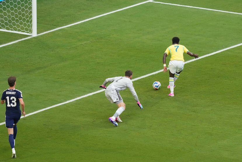 Vinícius Junior, de Brasil, anota ante el arquero escocés Angus Gunn.
