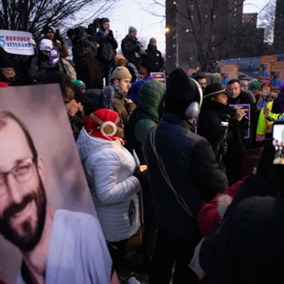 Una foto de Alex Pretti se muestra durante una vigilia fuera de VA NY Harbor Healthcare System en Nueva York.