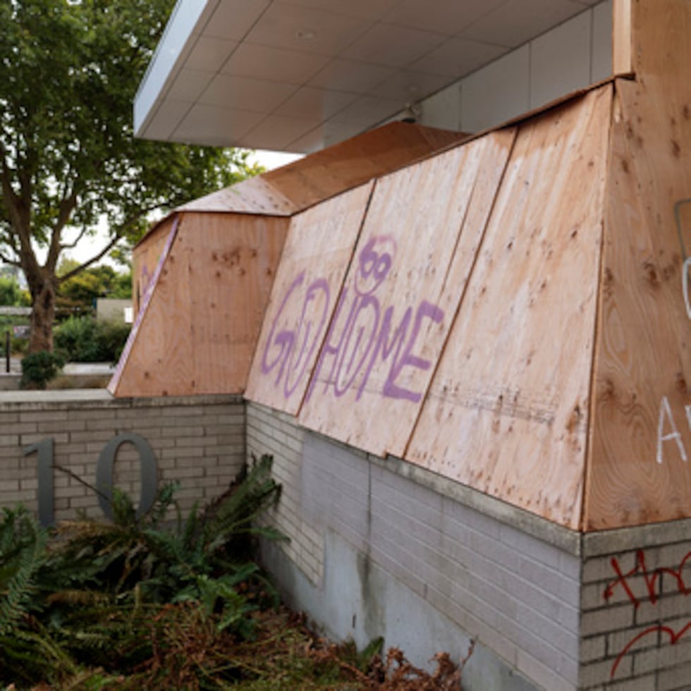 Edificio de ICE en Portland, Oregon, vandalizado con mensajes de protesta.