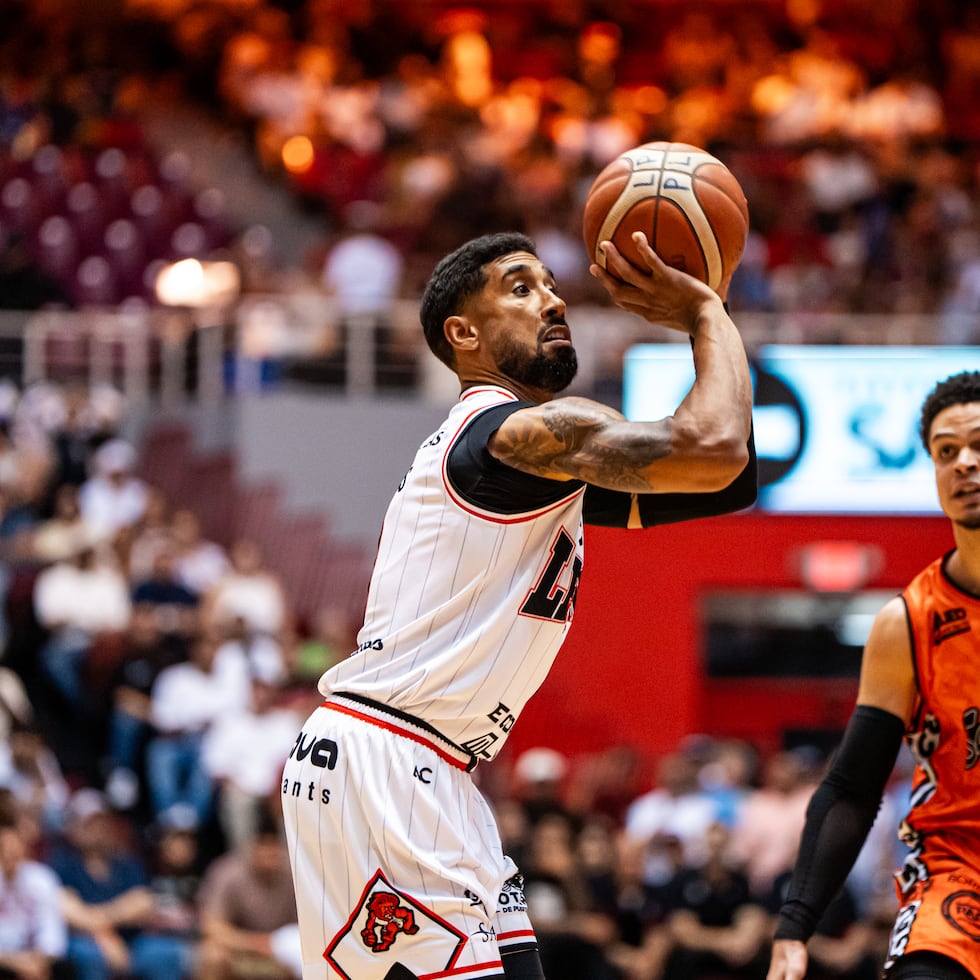 Jezreel de Jesús, de los Leones de Ponce, tira al canasto contra los Atléticos.