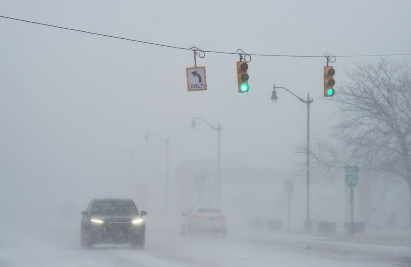 La nieve acumulada y el viento dificultan el tránsito el miércoles 14 de enero de 2026 en el centro de Benton Harbor, Michigan, mientras una tormenta invernal avanza por el suroeste de Michigan. (Don Campbell/The Herald-Palladium vía AP)