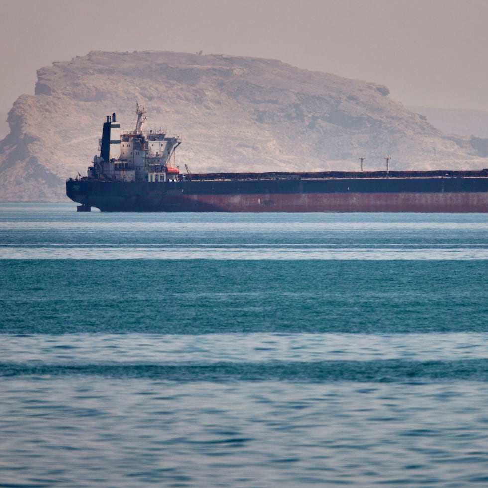 El mando militar de Irán dijo el lunes que los barcos que pasen deben coordinarse con ellos.