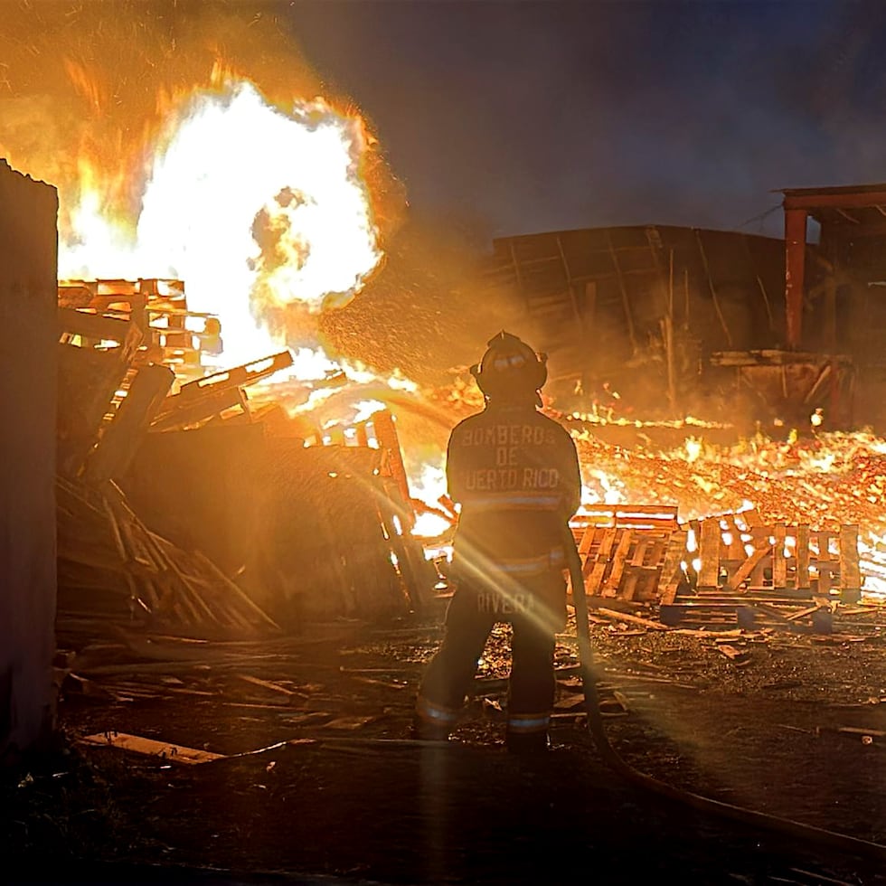 Fuego en las instalaciones de Puerto Rico Pallet Recycling en Dorado.