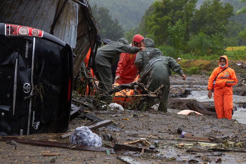 Rescatistas retiran el cuerpo de una víctima de una casa en un pueblo inundado en Malalak, Sumatra Occidental, Indonesia, el viernes 28 de noviembre de 2025. (Foto AP/Nazar Chaniago)