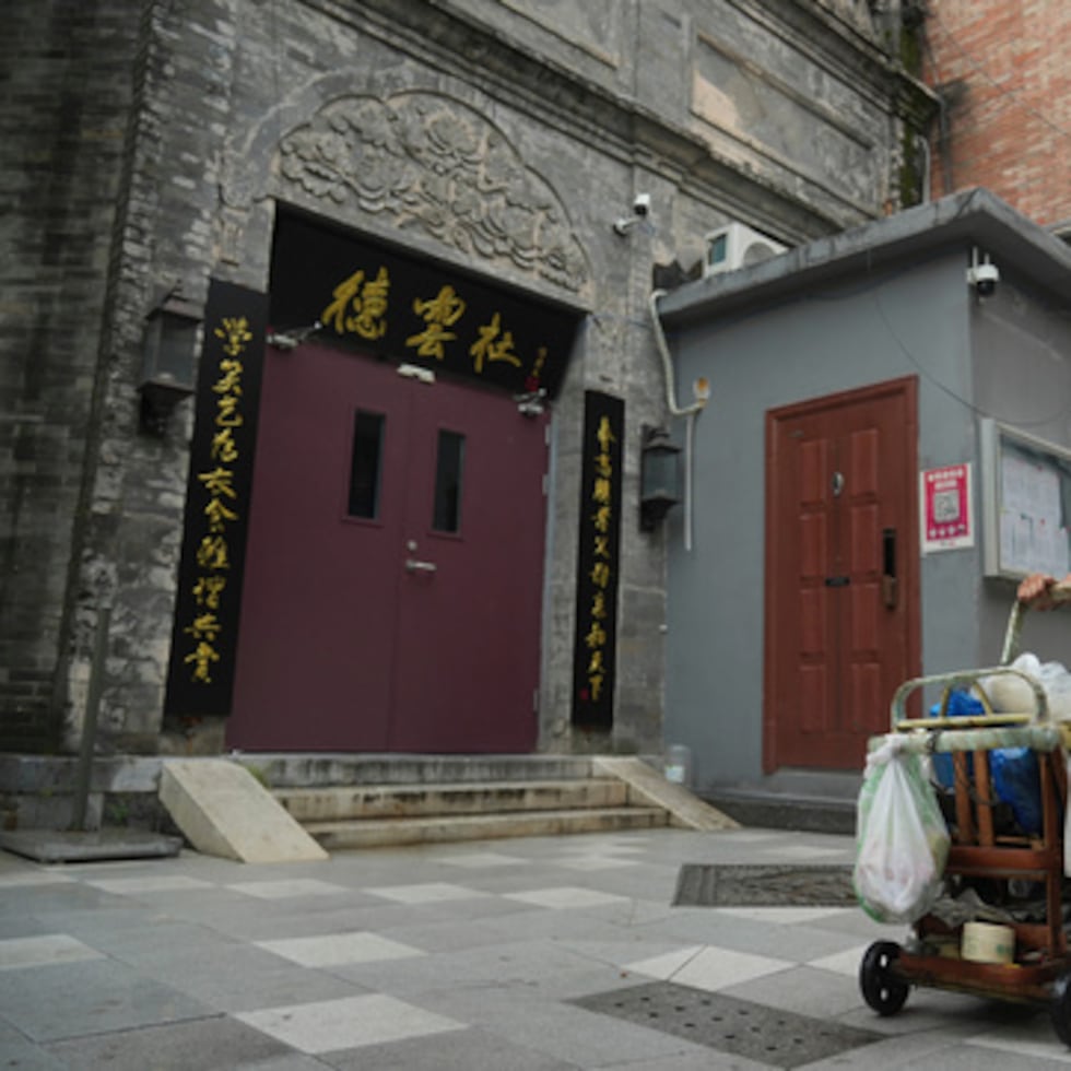 La actuación de Guo había sido autorizada previamente por las autoridades de Wuhan, pero el cambio en la letra no lo fue, lo que podría haber infringido la normativa que regula las actuaciones comerciales.