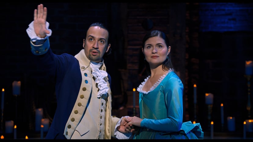 Lin-Manuel Miranda, como Alexander Hamilton, y Phillipa Soo, como Eliza Hamilton en una escena del musical durante su temporada original en Broadway. (suministrada)