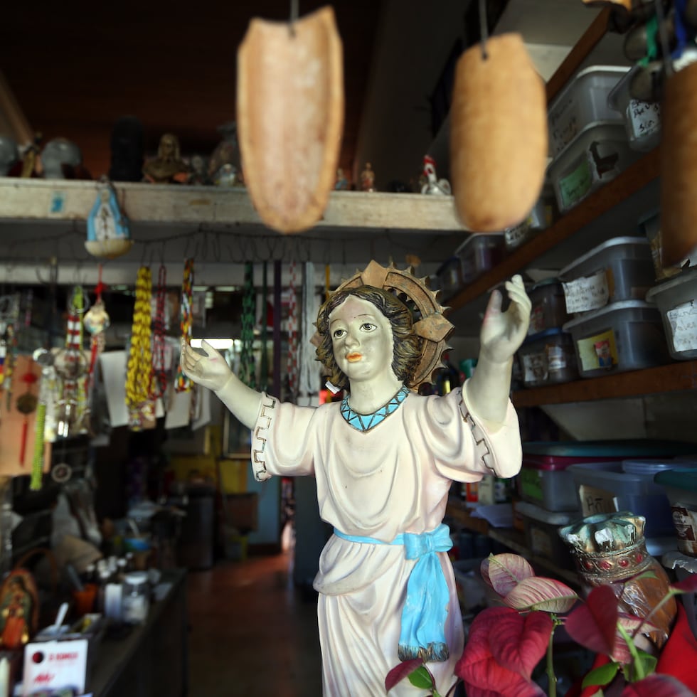 La fe yoruba reconoce un Dios supremo –al que llaman Olodumare u Olofi– y entiende que distintas divinidades, conocidas como orishas, actúan como intermediarias entre esa fuerza creadora y la humanidad.